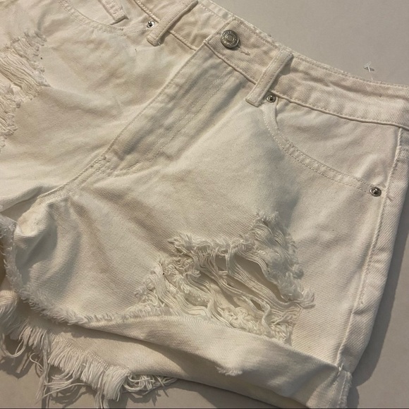 Forever 21 white jean Concert Shorts, mid rise, slim fit, size 28 - Picture 2 of 8